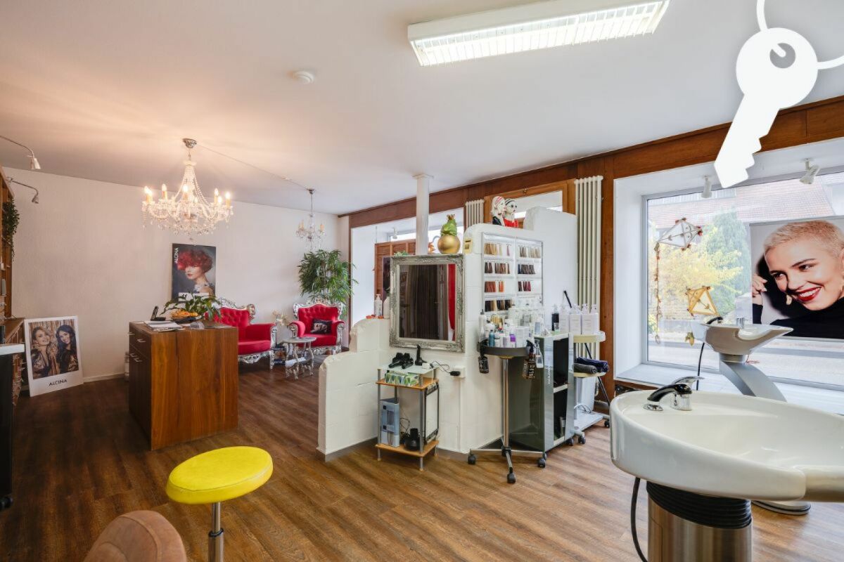 Friseursalon oder Schönheitsstudio mit Empfang und Waschplatz