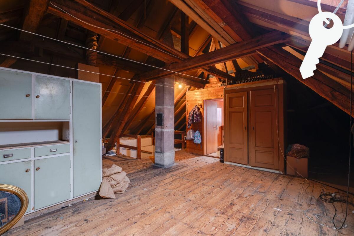 Dachboden mit sichtbaren Holzbalken