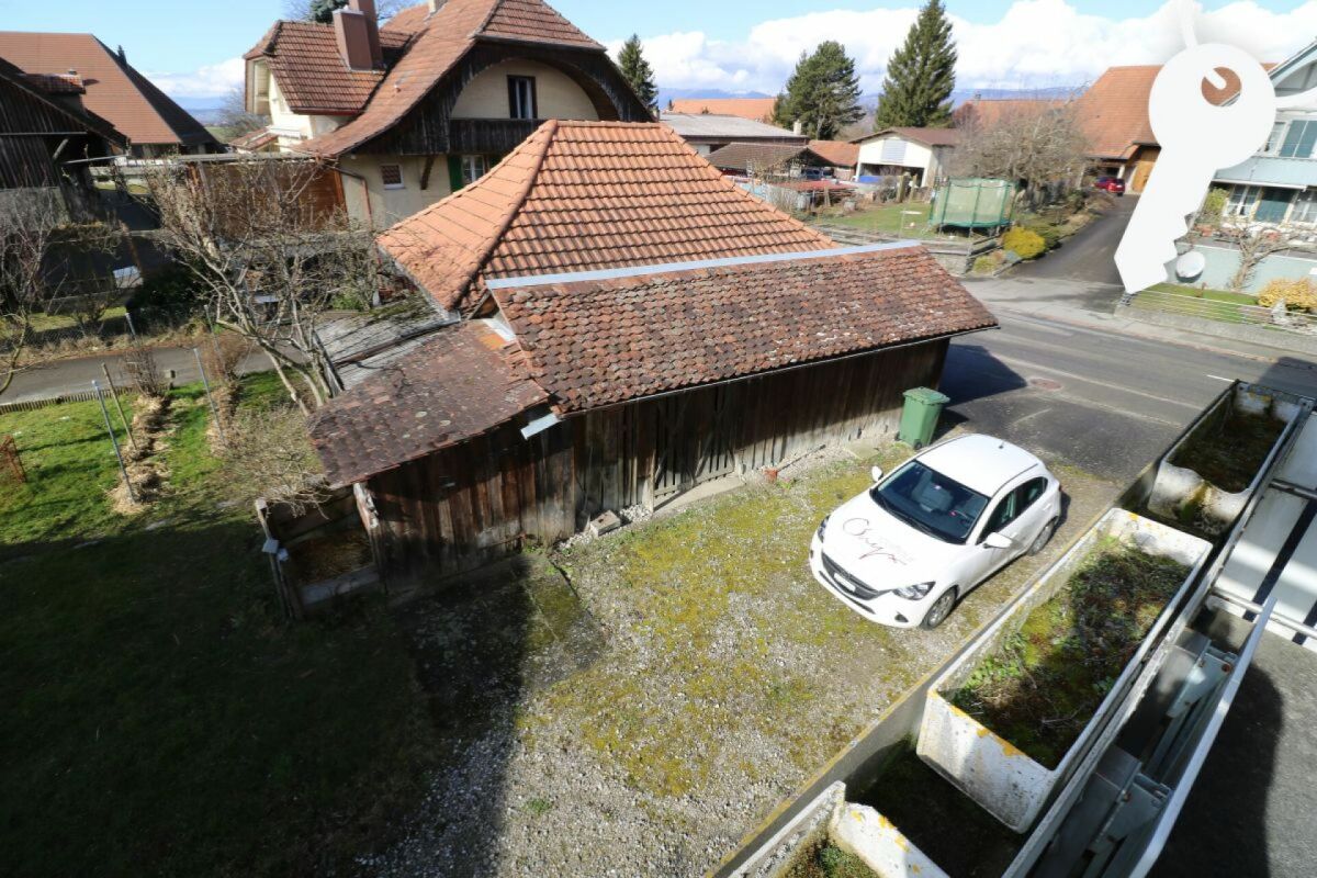 Außenansicht eines Wohnhauses mit Nebengebäude