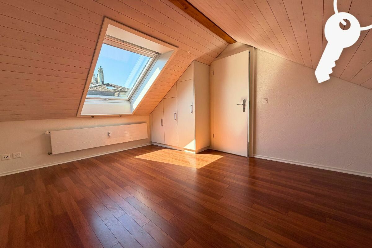 Heller Dachraum mit Holzdecke und Einbauschrank