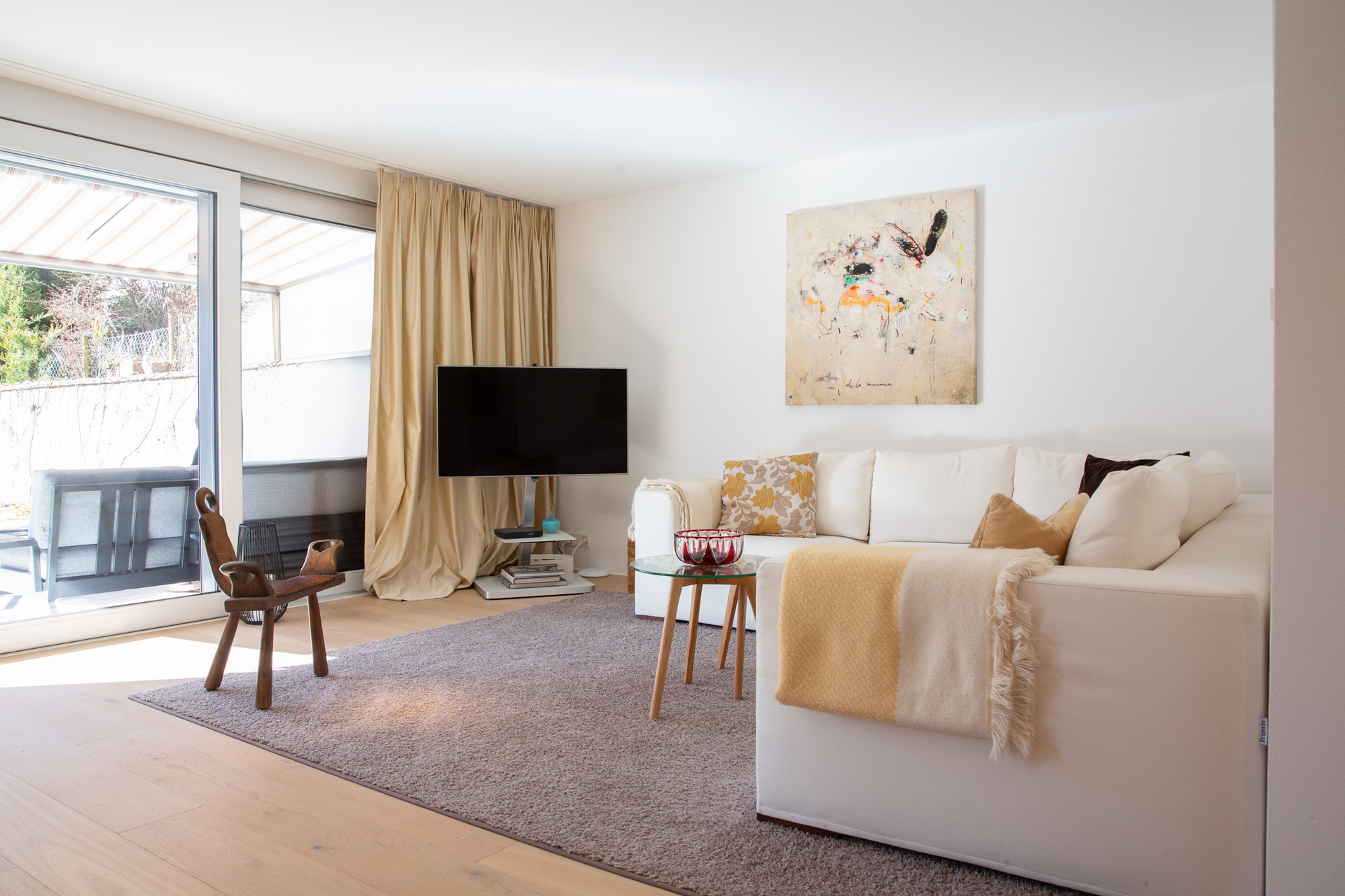 Helles Wohnzimmer mit Balkonzugang