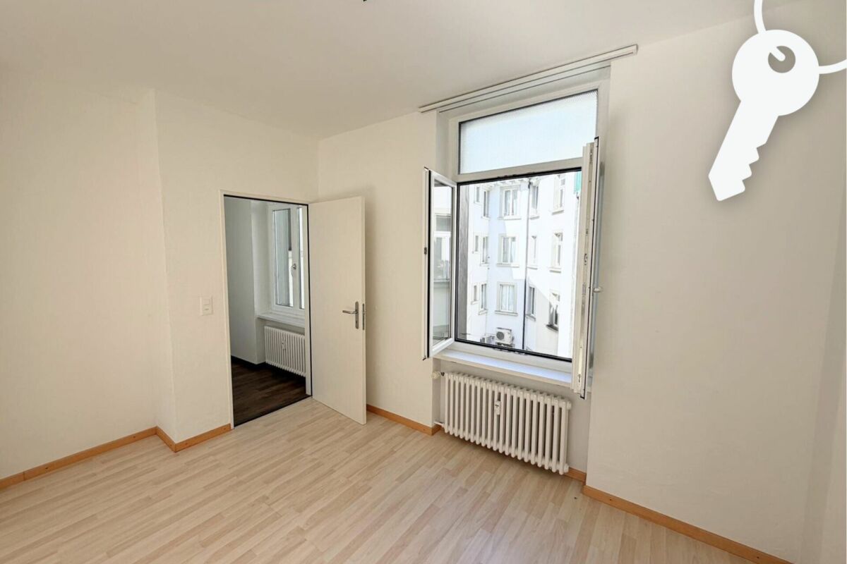Helles leeres Zimmer mit offenem Fenster