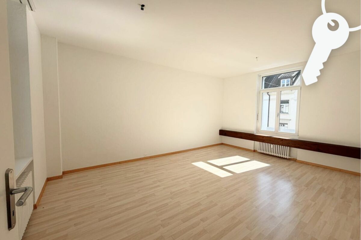 Heller leerer Wohnraum mit Fenster
