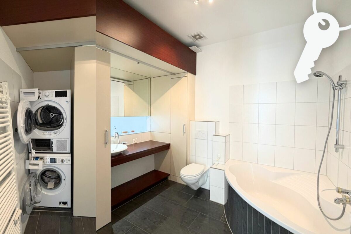 Badezimmer mit Badewanne und Waschtisch