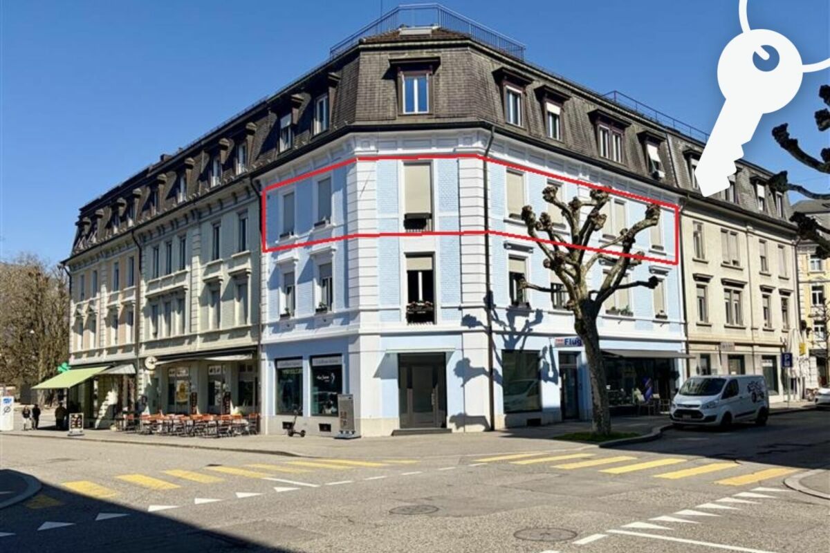 Stadtgebäude mit Mansarddach