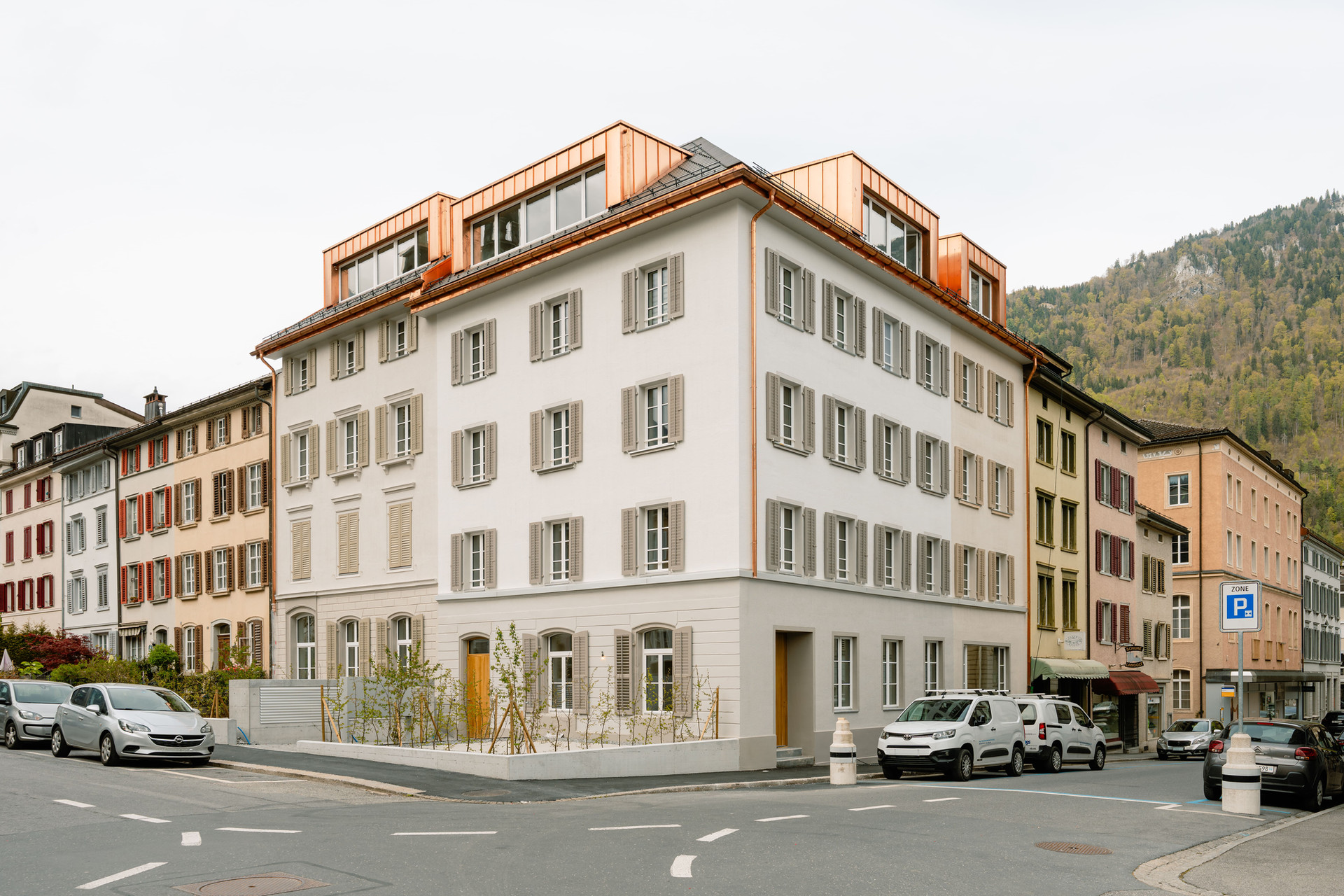 Mehrfamilienhaus an Straßenecke