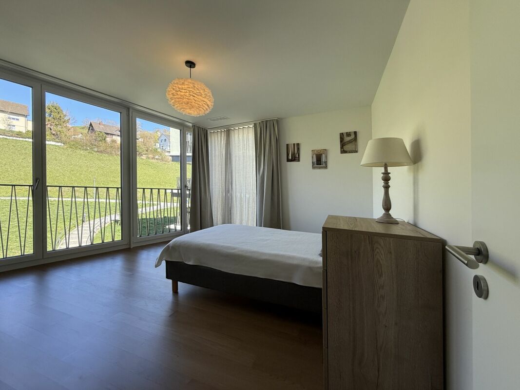 Helles Schlafzimmer mit großer Fensterfront