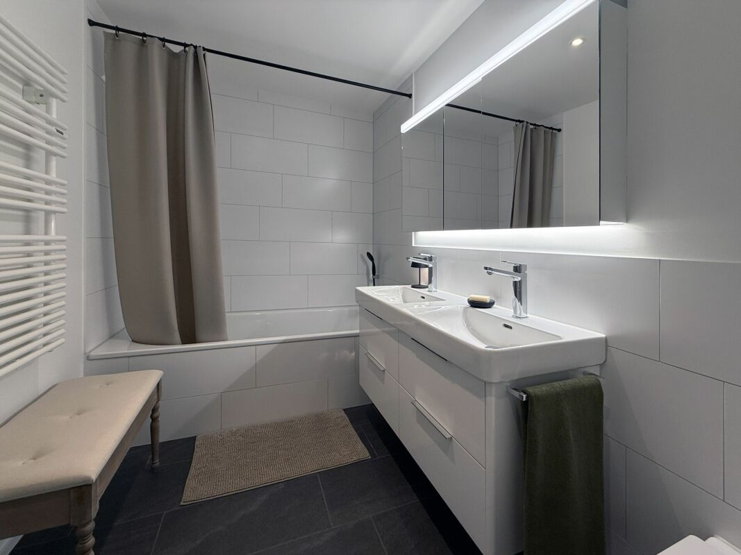 Modernes Badezimmer mit Badewanne und Doppelwaschtisch