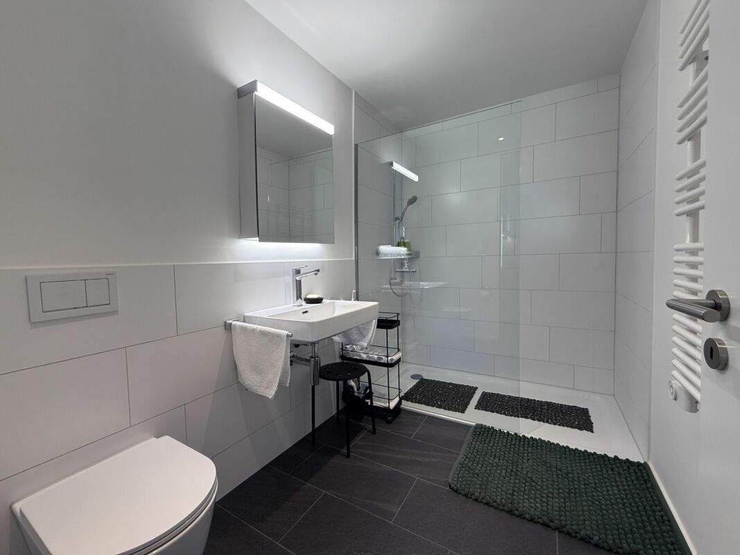 Modernes Badezimmer mit bodengleicher Dusche