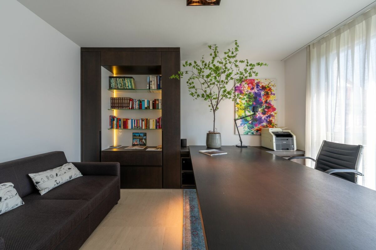 Modernes Arbeitszimmer mit dunklen Möbeln