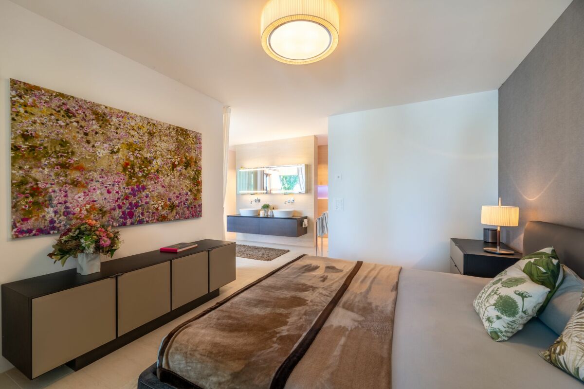 Modernes Schlafzimmer mit offenem Badbereich