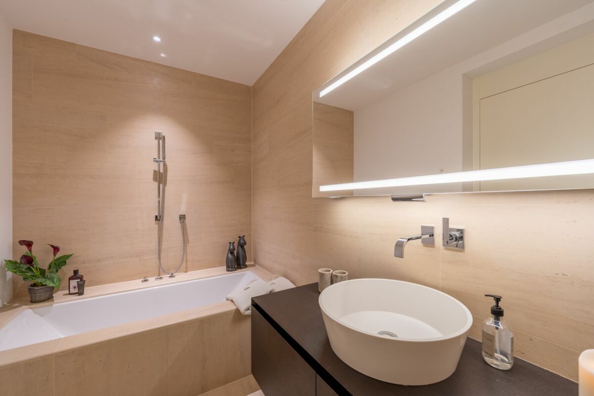 Modernes Badezimmer mit Badewanne und Aufsatzwaschbecken
