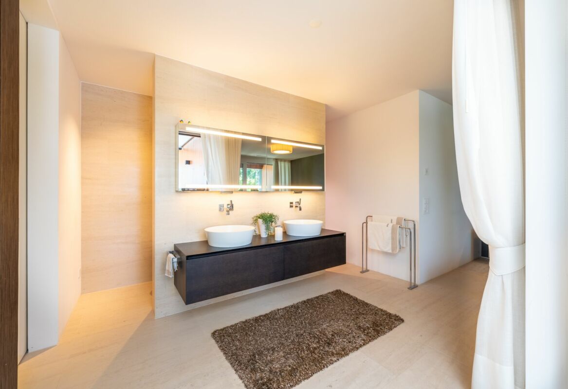 Modernes Badezimmer mit Doppelwaschtisch