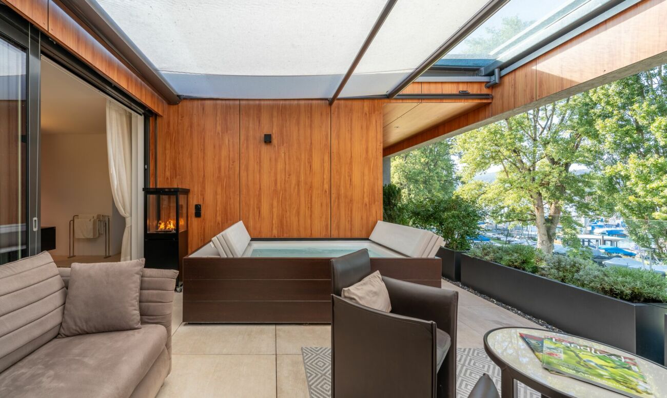 Überdachte Terrasse mit Whirlpool und Blick ins Grüne