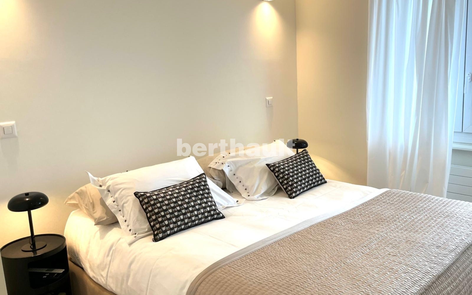 Helles Schlafzimmer mit Doppelbett