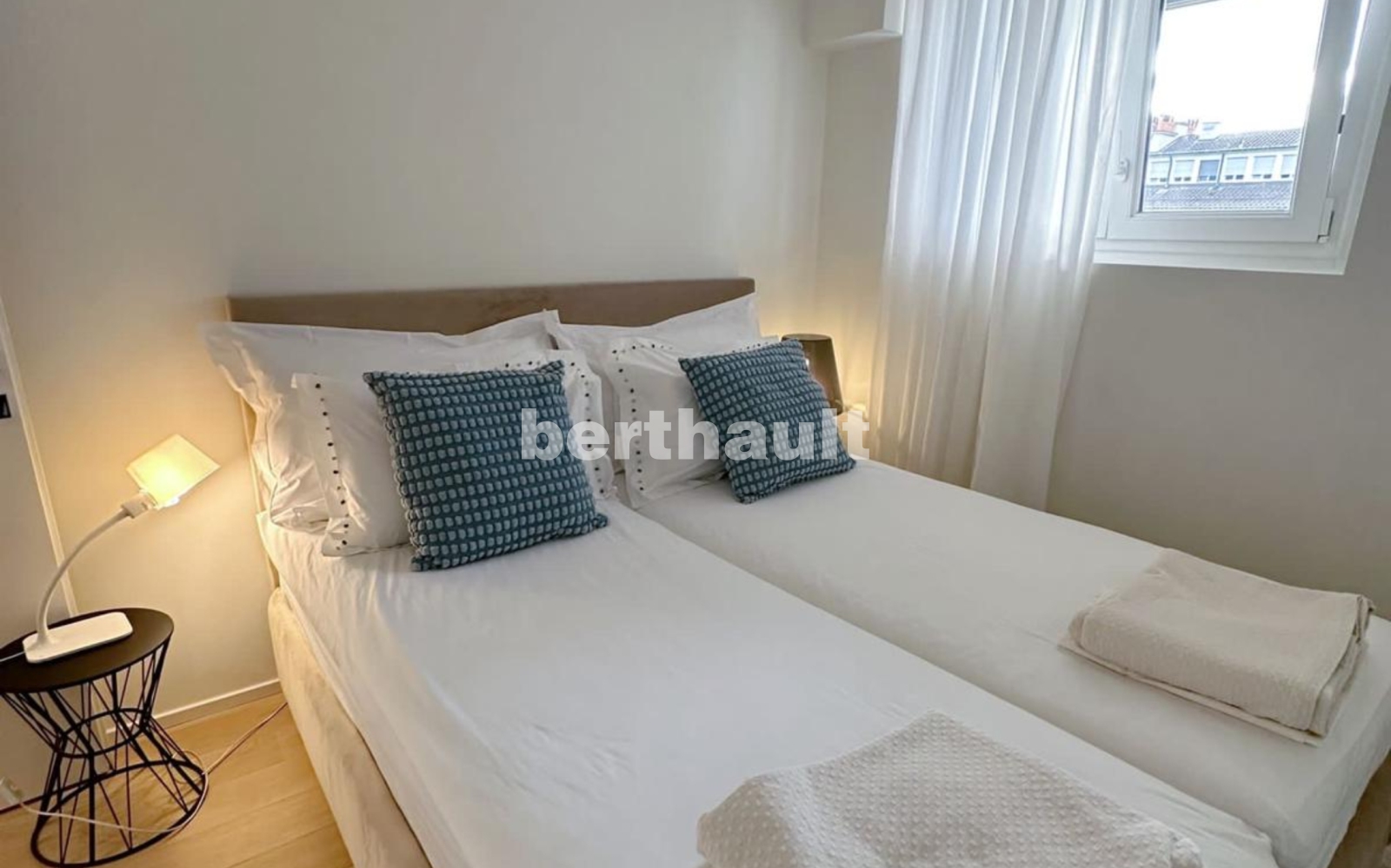 Helles Schlafzimmer mit zwei Betten