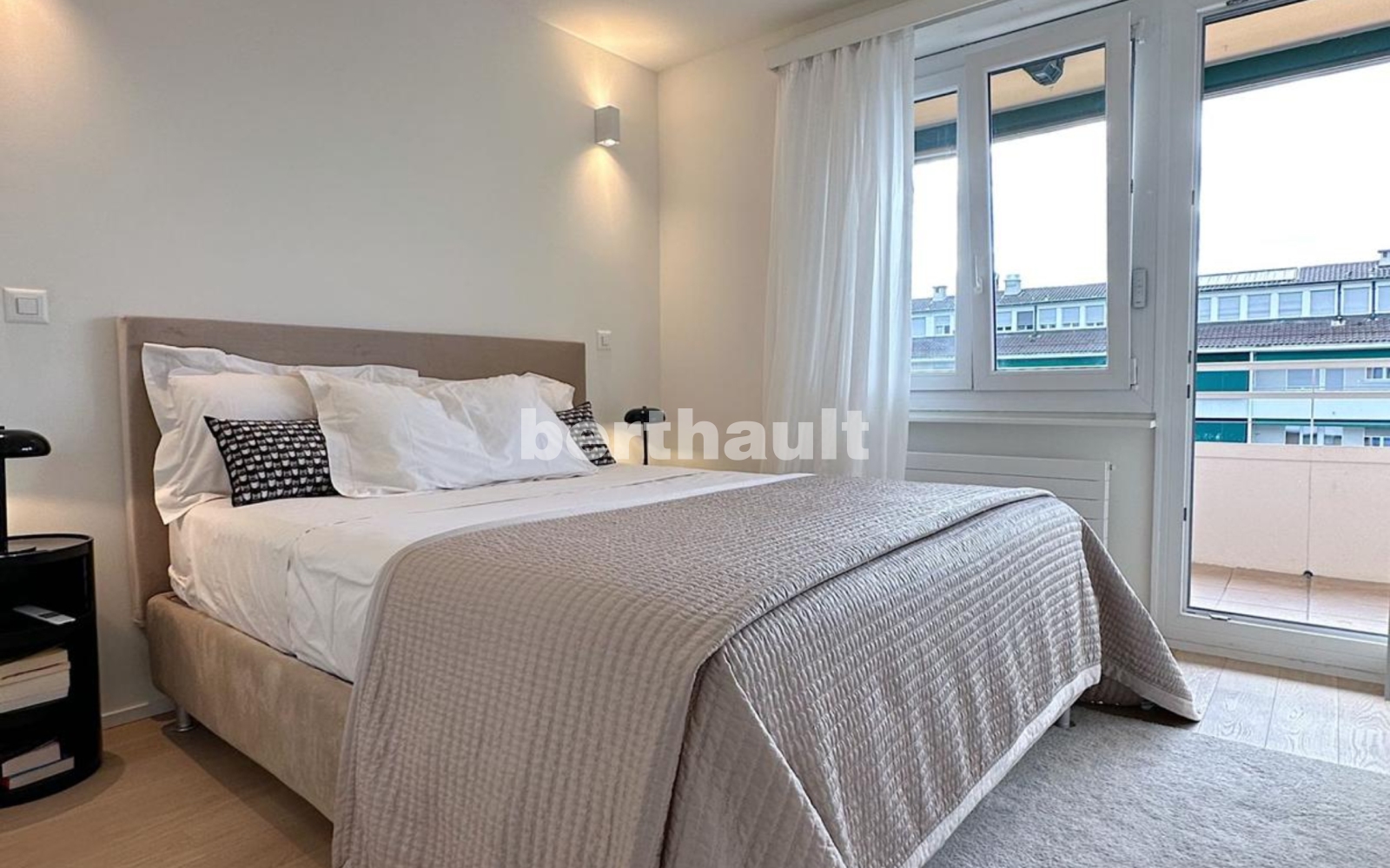 Schlafzimmer mit Balkonblick