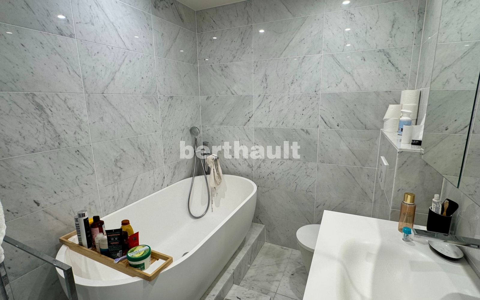 Modernes Badezimmer mit Badewanne und Marmoroptik