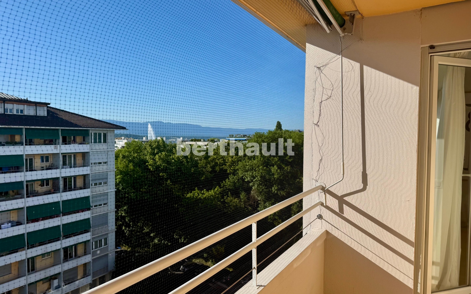 Balkon mit Netz und Ausblick
