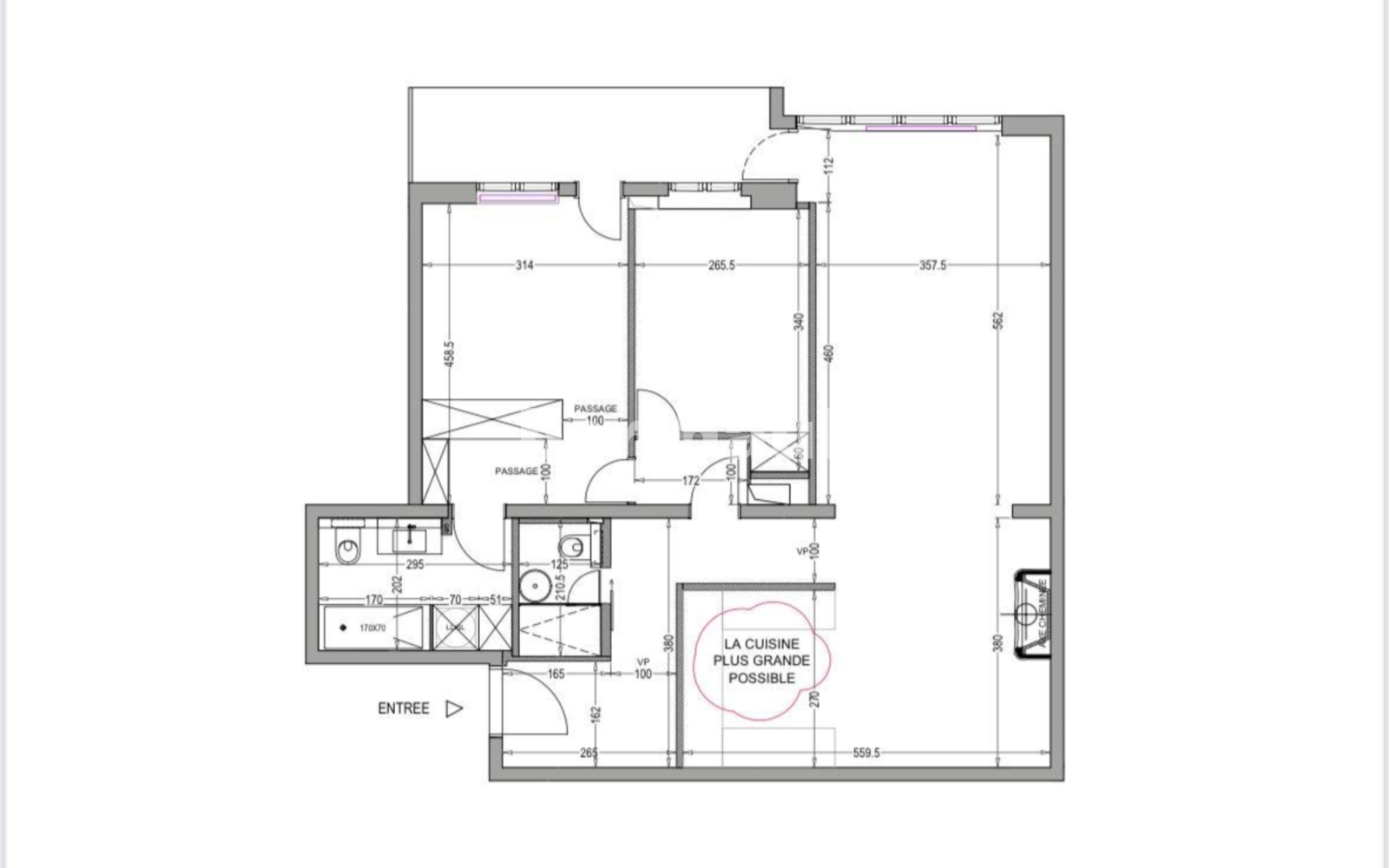Grundriss mit mehreren Räumen und Entrée