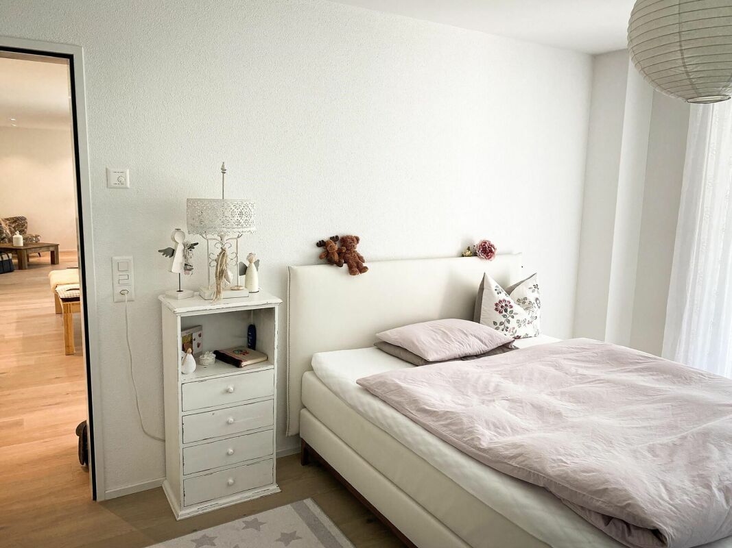Helles Schlafzimmer mit schlichter Einrichtung