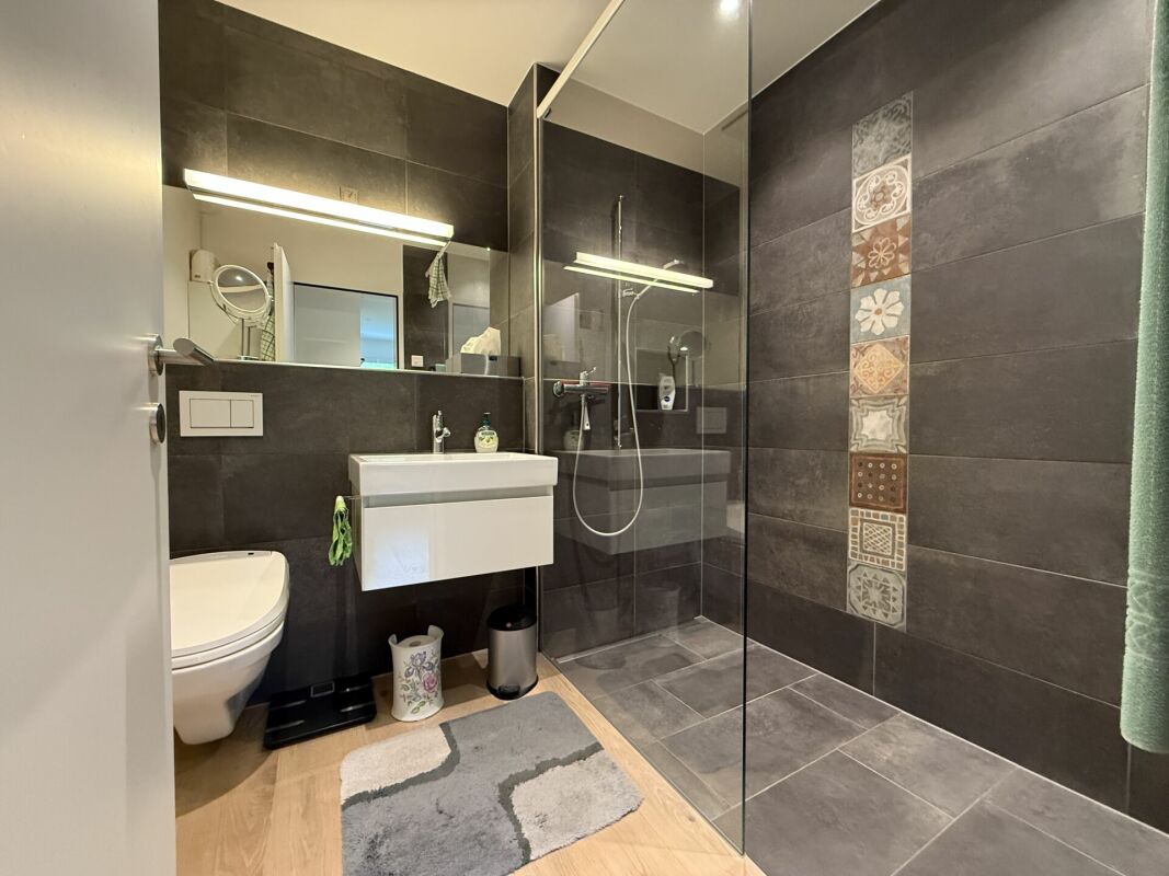 Modernes Bad mit Glasdusche