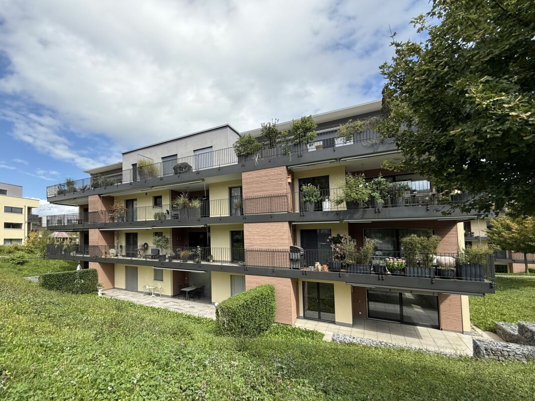 Mehrfamilienhaus mit Balkonen