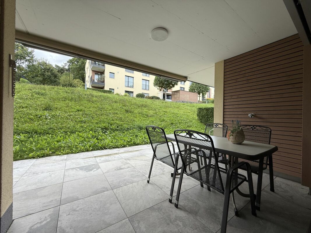 Überdachte Terrasse mit Blick ins Grüne