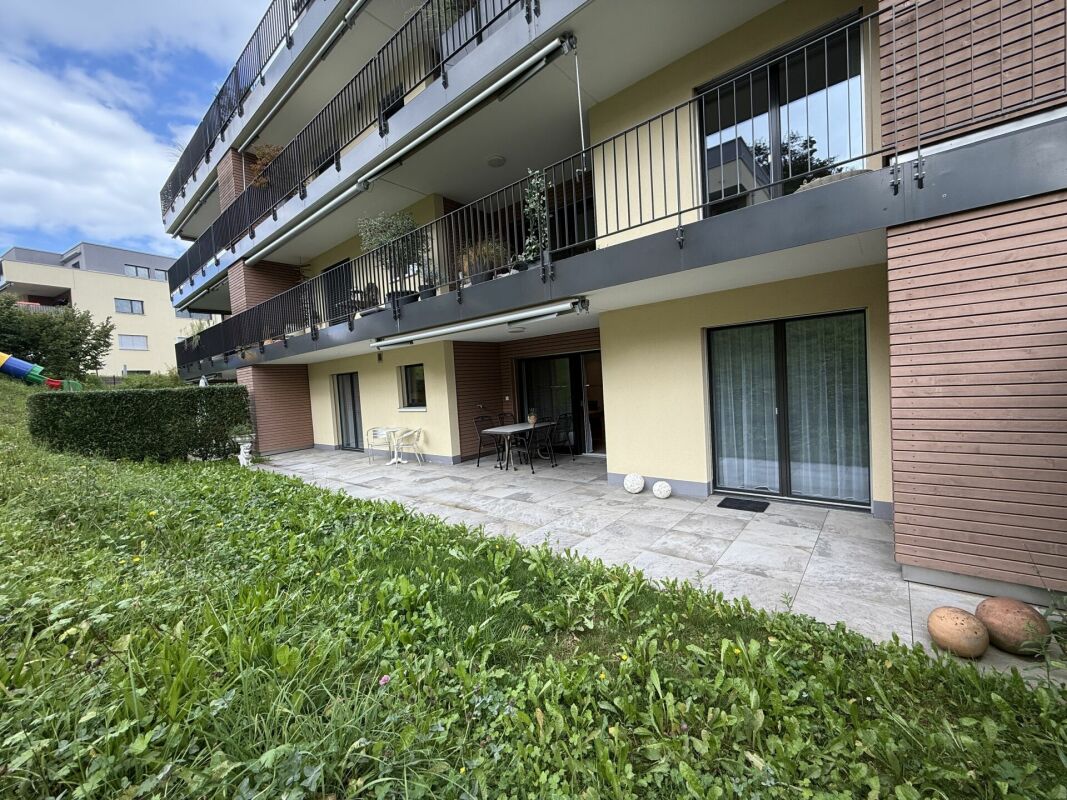 Balkon und Gartenansicht eines Mehrfamilienhauses
