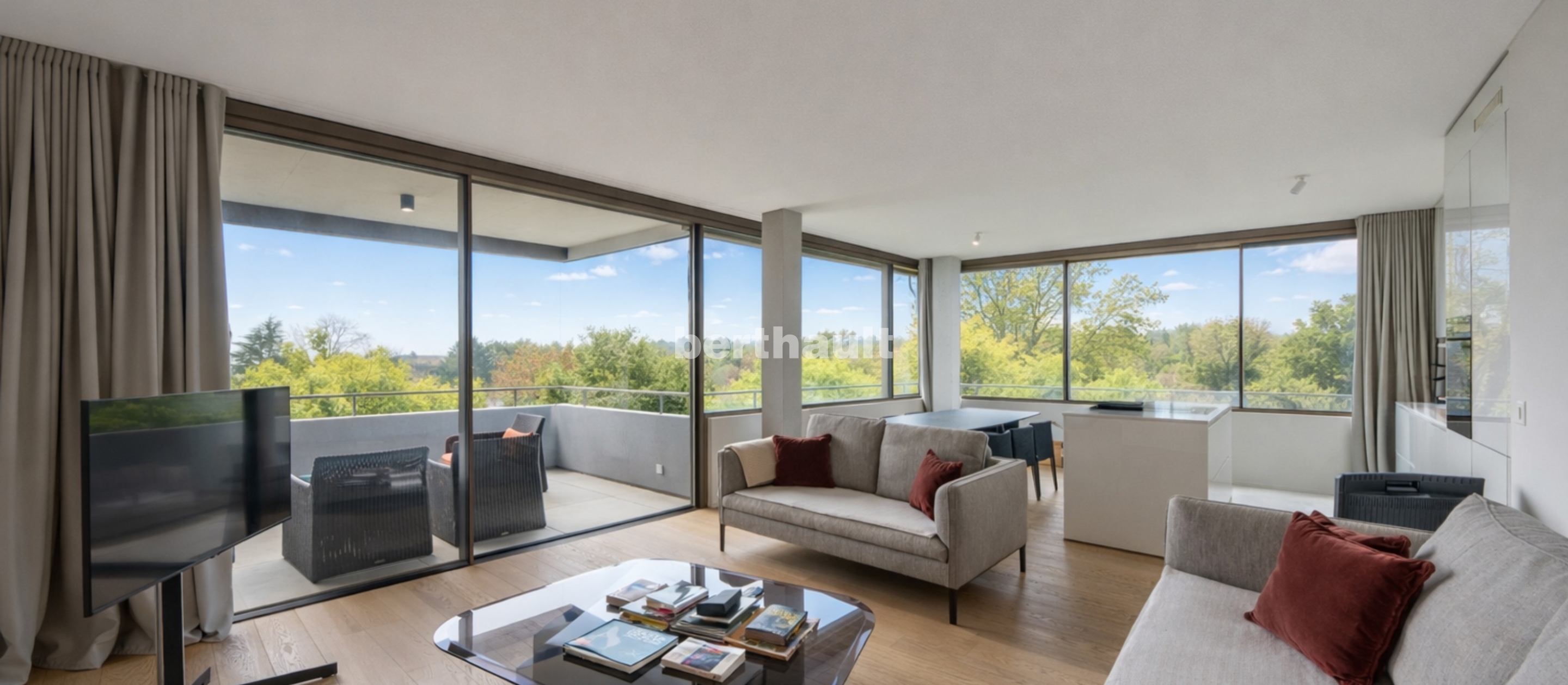 Heller Wohnraum mit Panoramafenstern und Balkon