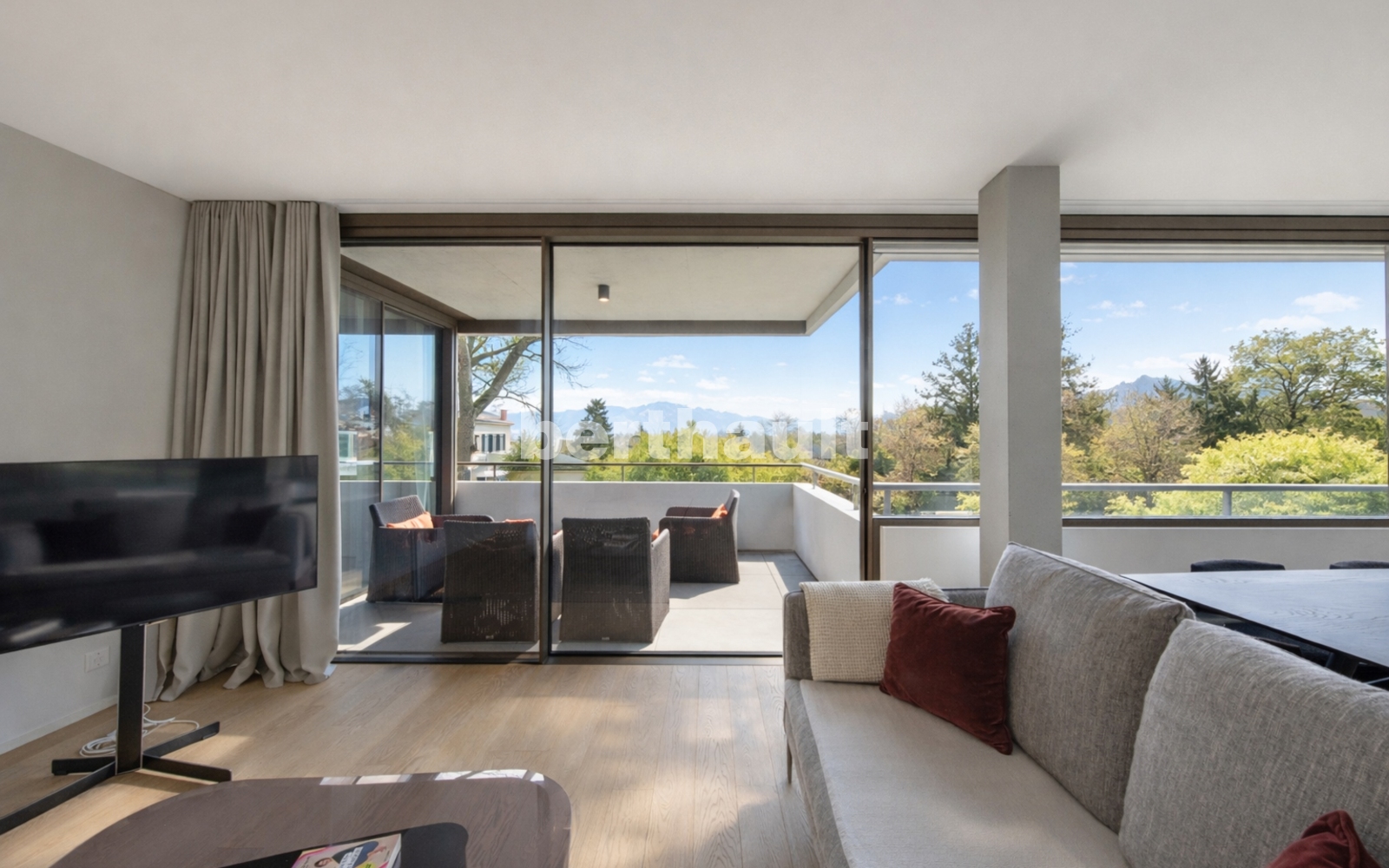 Wohnzimmer mit Balkon und Panoramablick