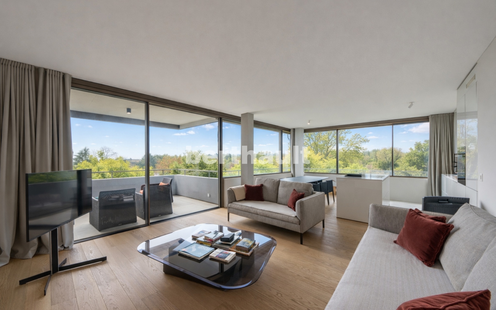 Heller moderner Wohnraum mit Panoramafenstern und Balkon