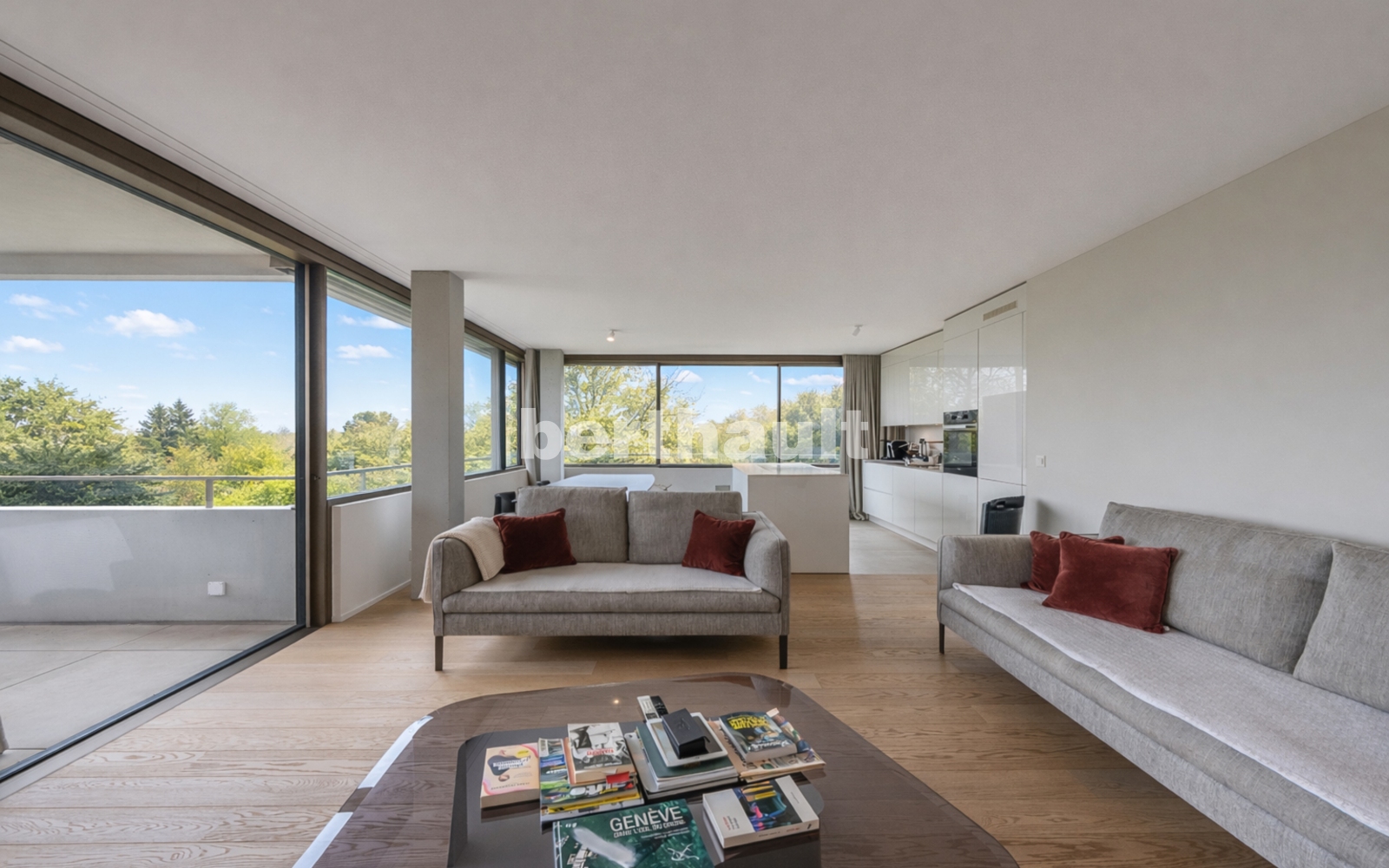 Offener Wohnbereich mit Balkon und Küche