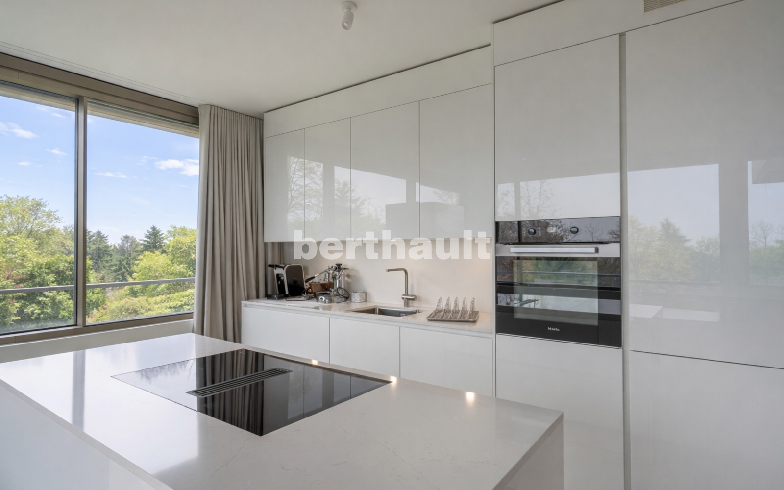Moderne helle Küche mit großer Fensterfront