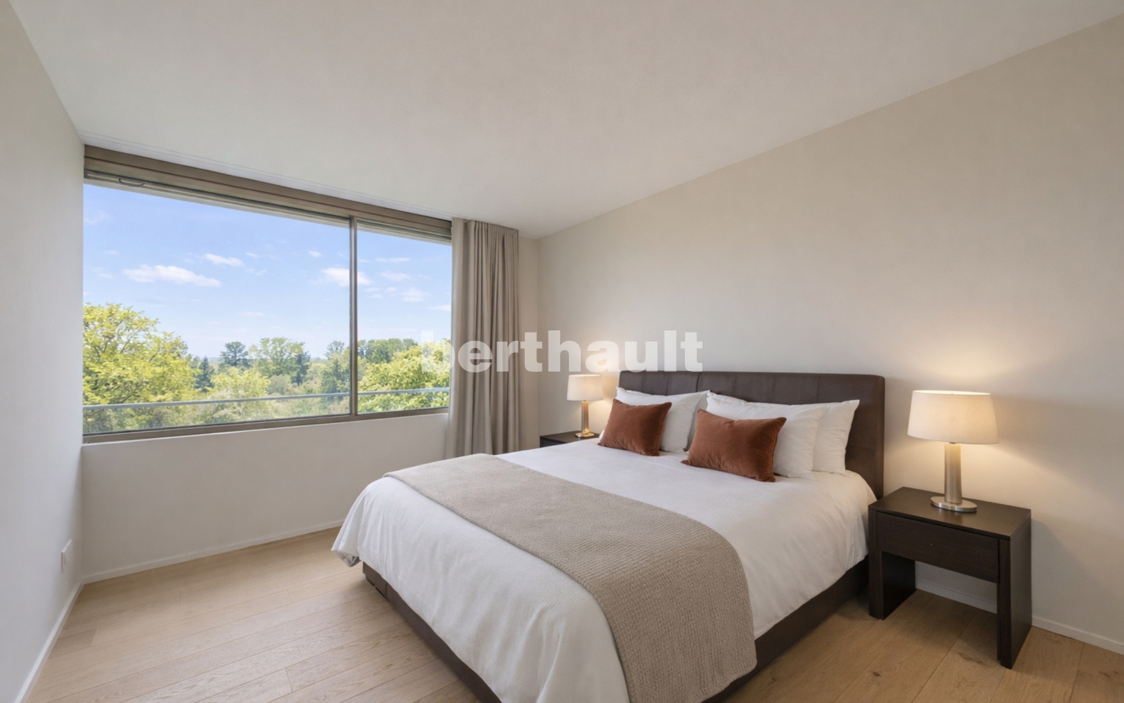 Schlafzimmer mit großem Fenster und Doppelbett