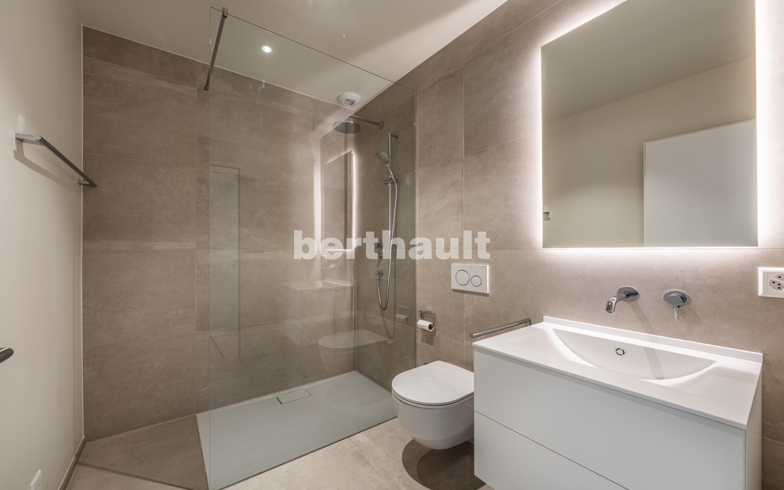 Modernes Badezimmer mit Walk-in-Dusche und Waschtisch