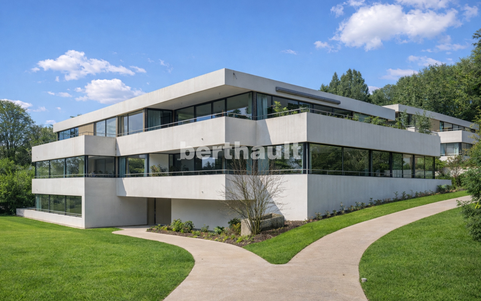 Moderne Außenansicht eines Flachbau-Mehrfamilienhauses