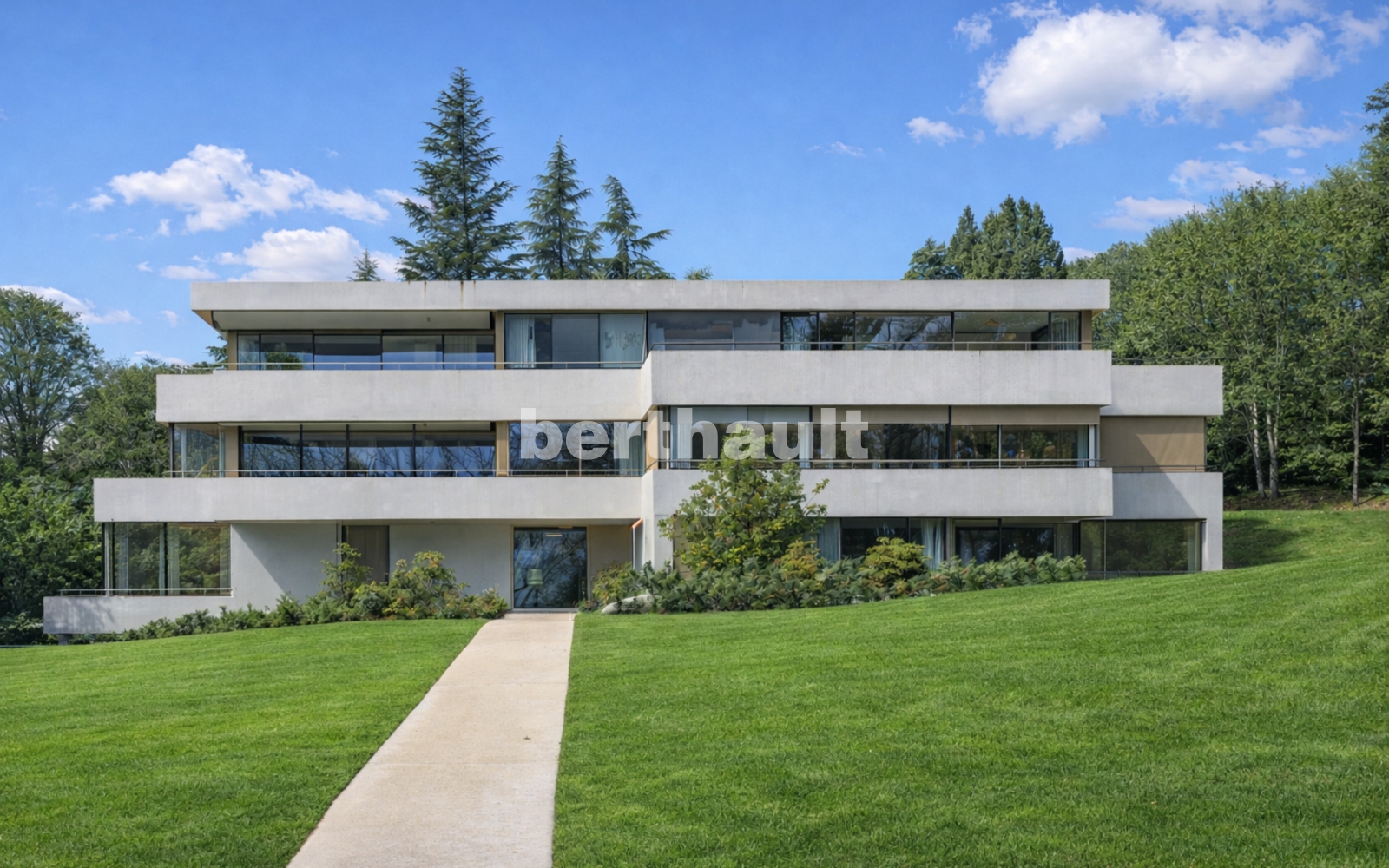 Modernes Flachbau-Mehrfamilienhaus im Grünen