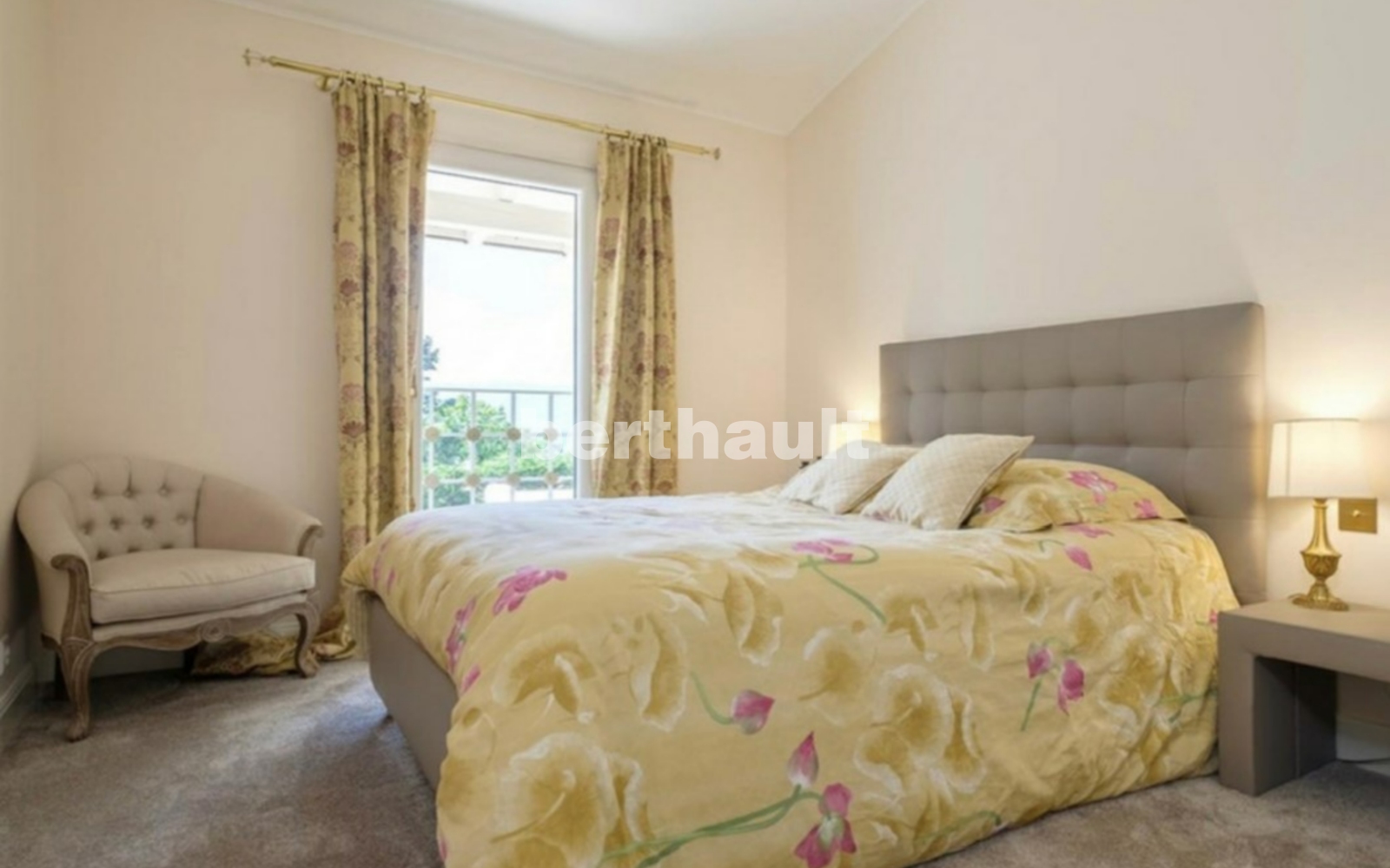 Schlafzimmer mit Bett und Fenster