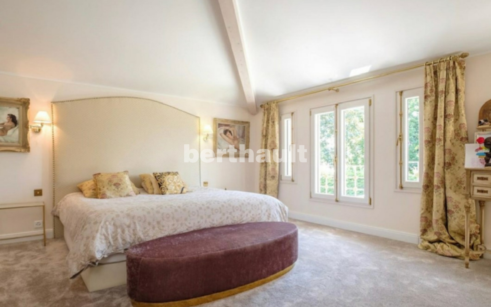 Elegantes Schlafzimmer mit französischen Fenstern