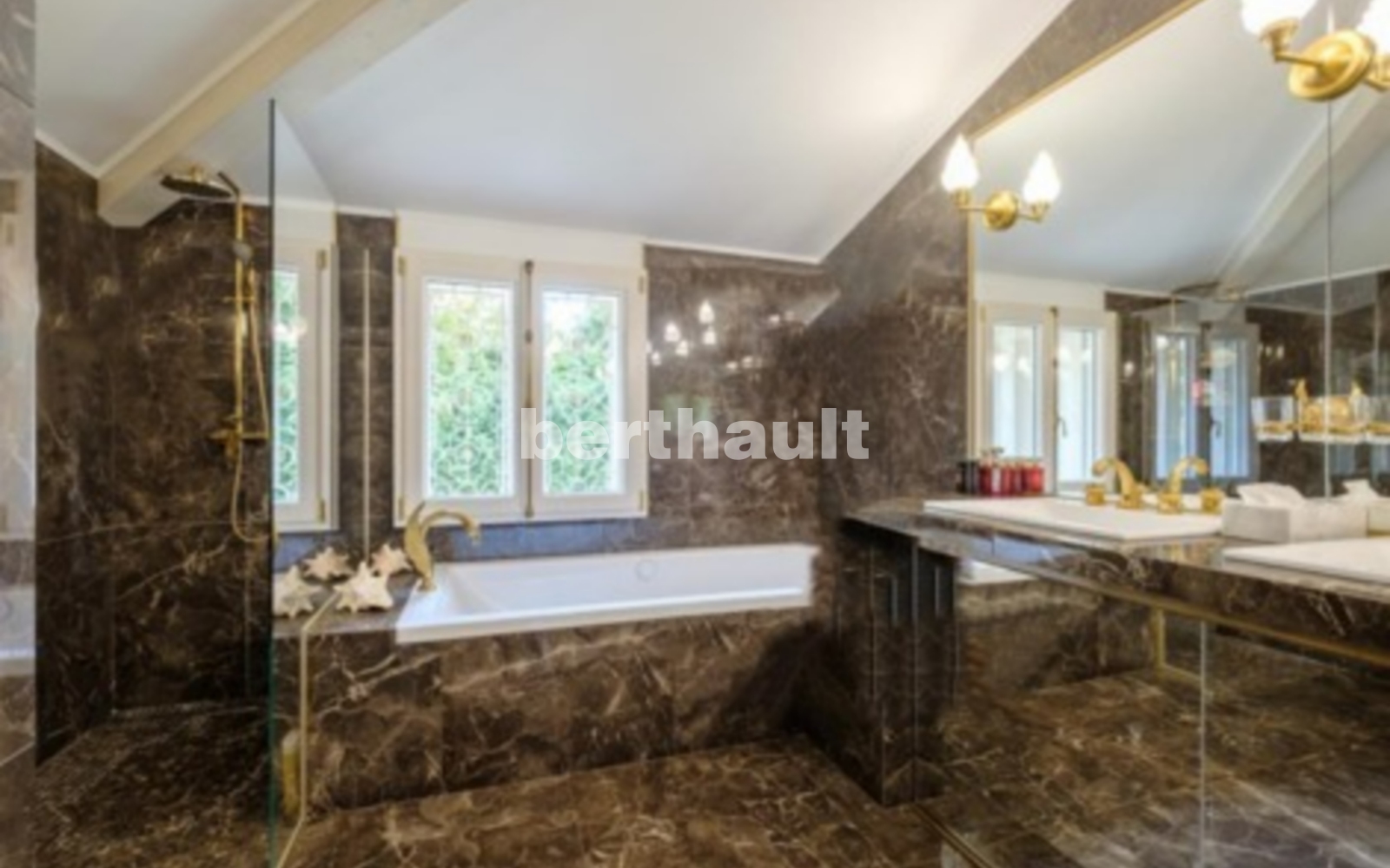 Luxuriöses Badezimmer mit Marmoreffekt