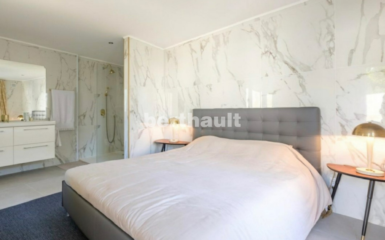 Modernes Schlafzimmer mit Bad en suite