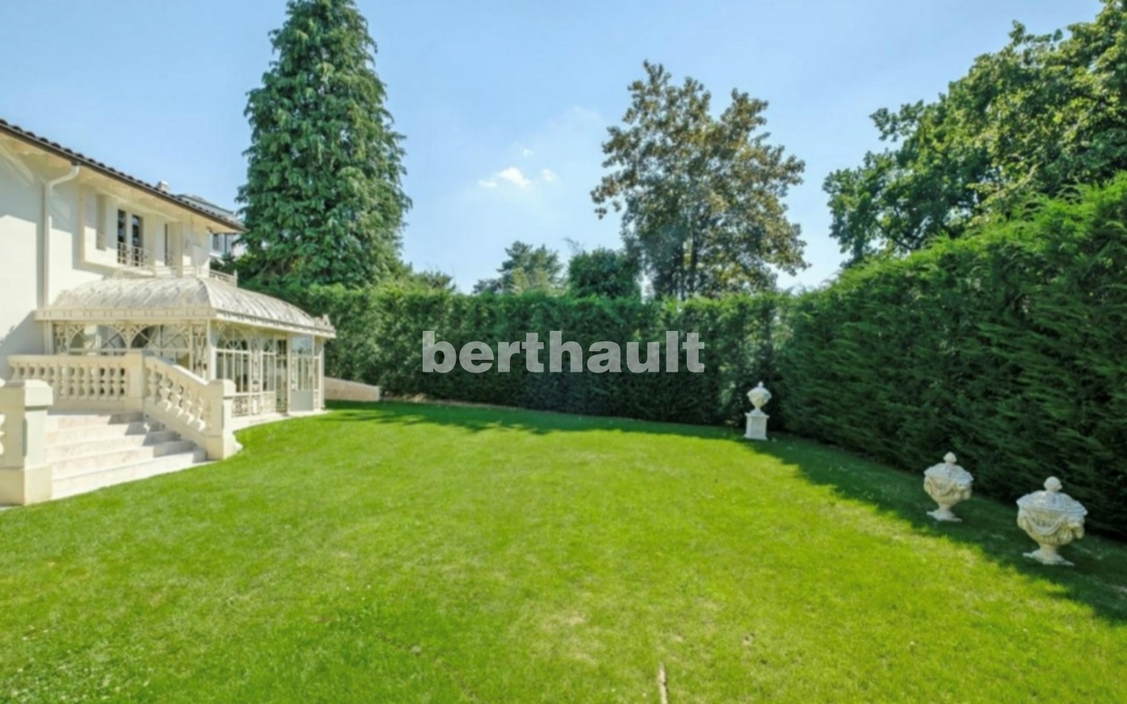Elegantes Haus mit großem Garten