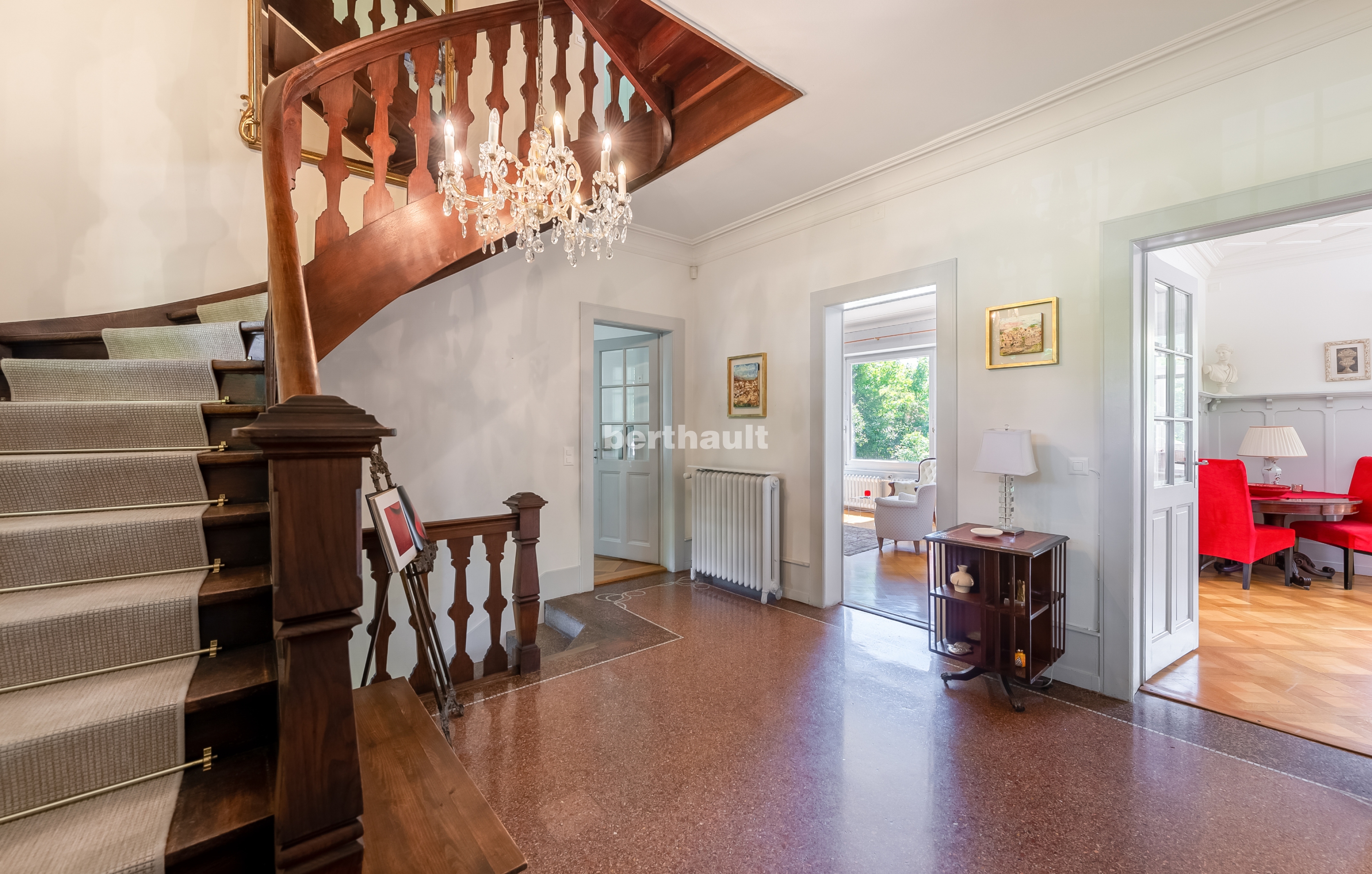 Eleganter Treppenflur mit Holztreppe