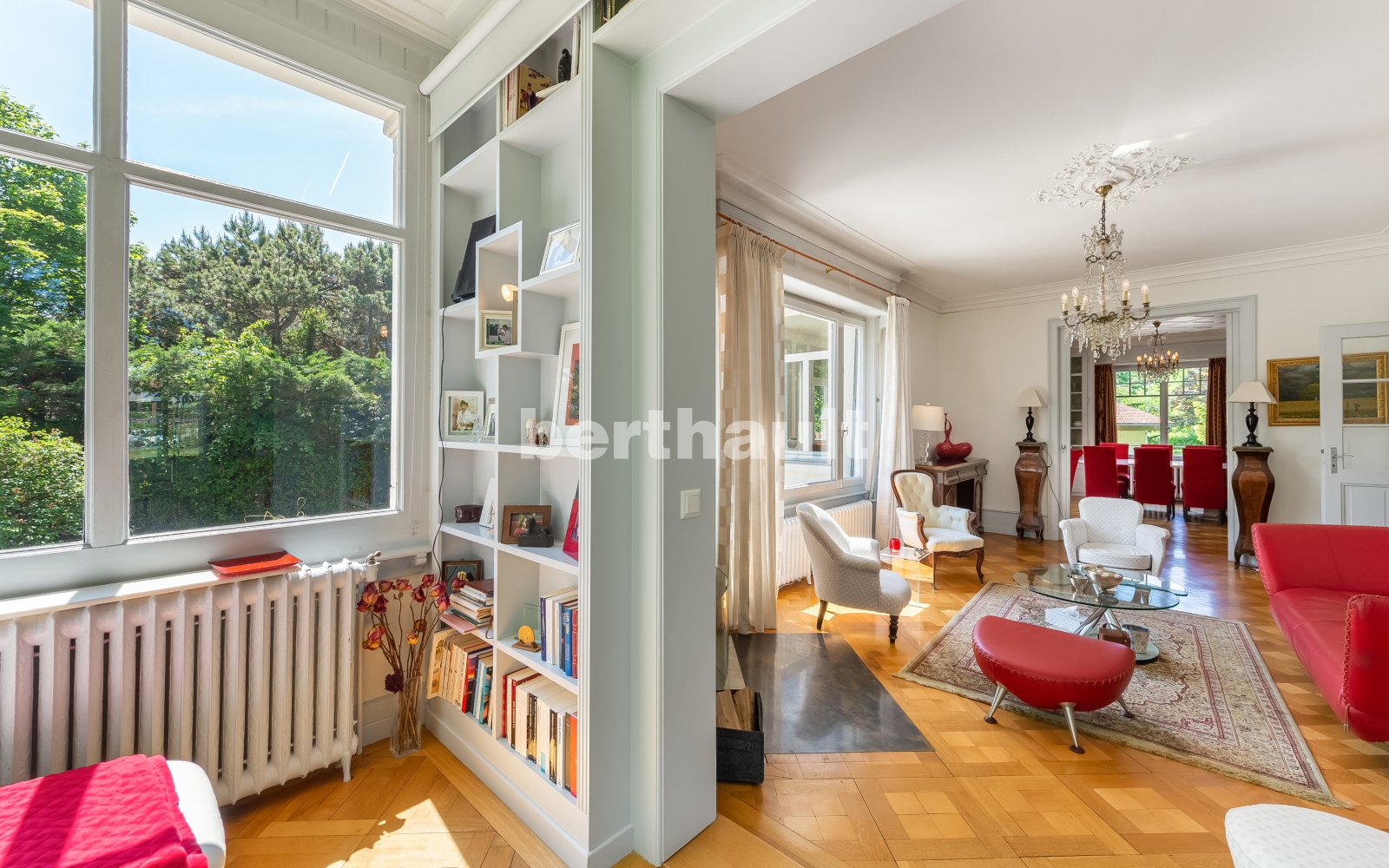 Elegantes Wohn- und Esszimmer mit großen Fenstern