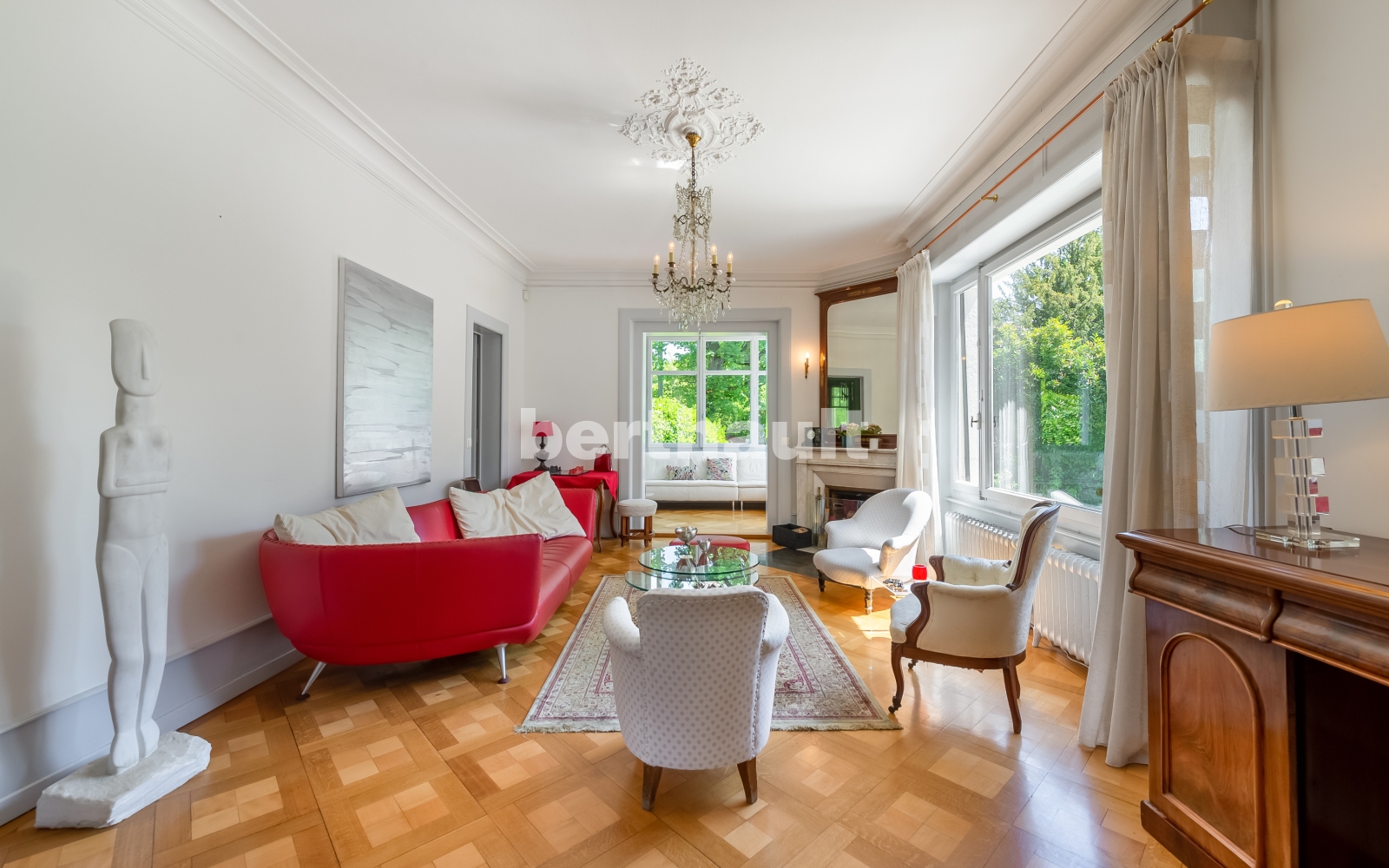 Elegantes Wohnzimmer mit klassischer Einrichtung