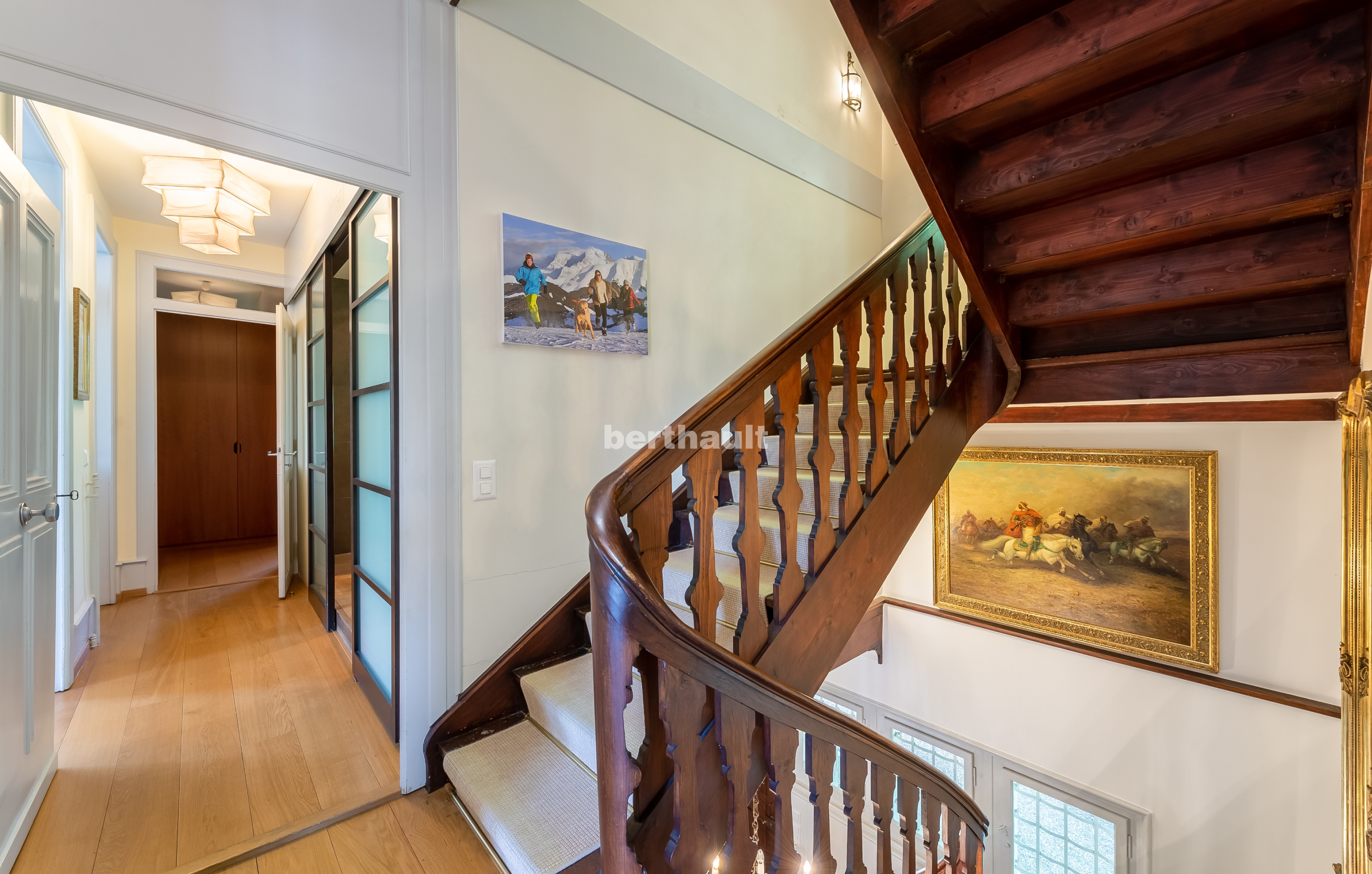 Treppenhaus mit Holztreppe