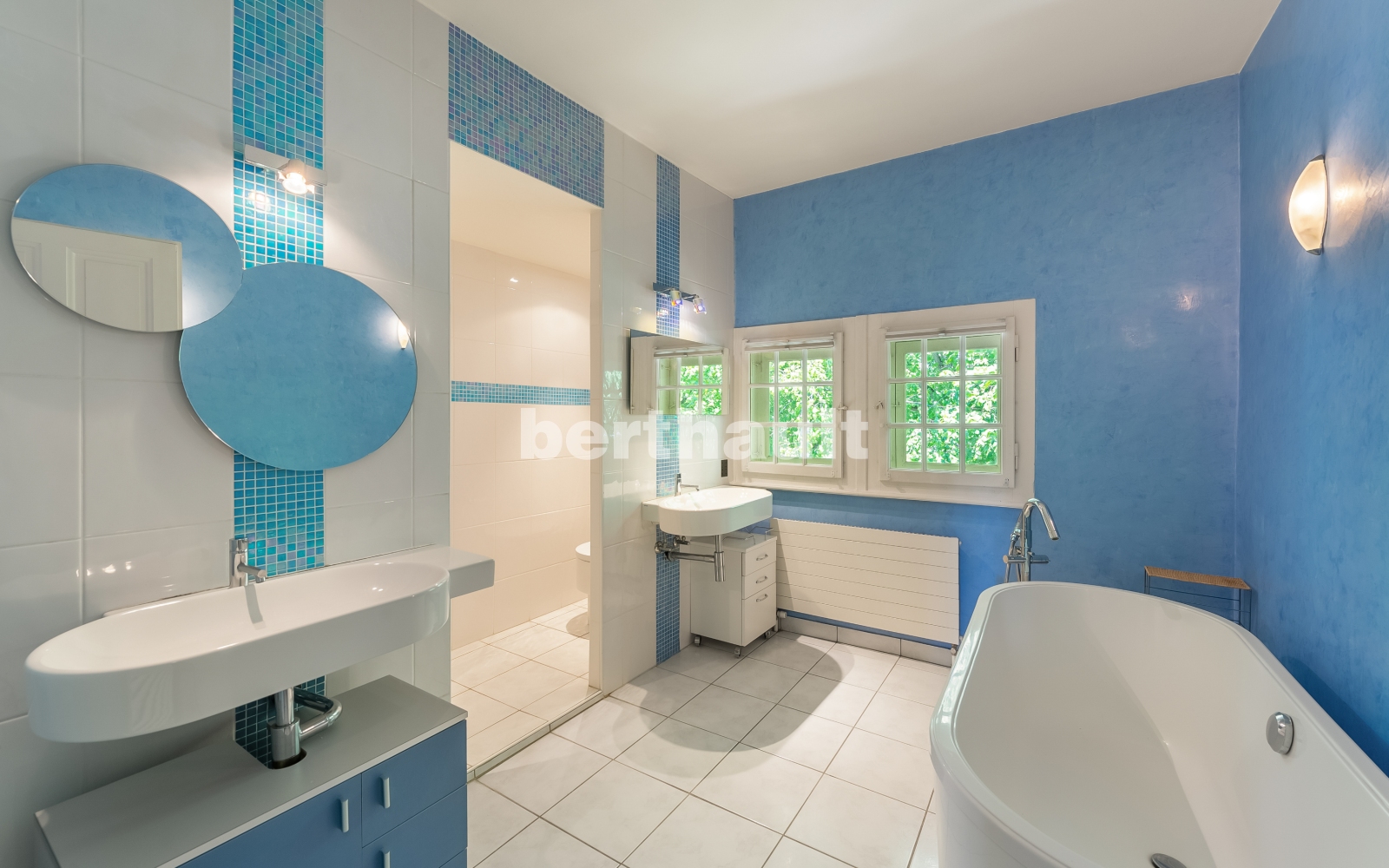 Helles Badezimmer mit Blau und Weiß