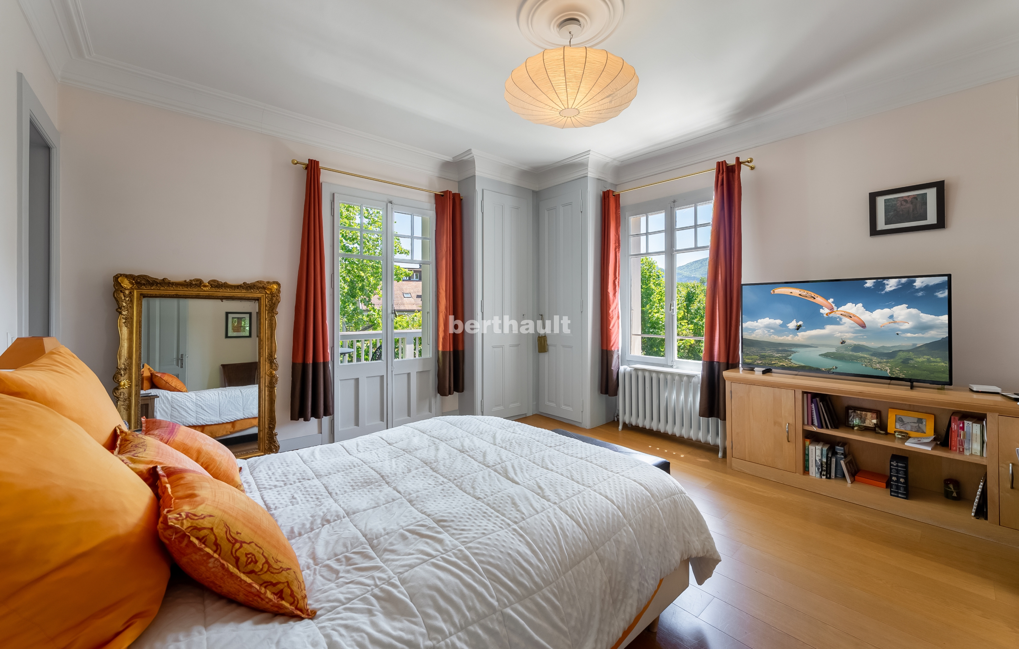 Helles Schlafzimmer mit klassischer Einrichtung