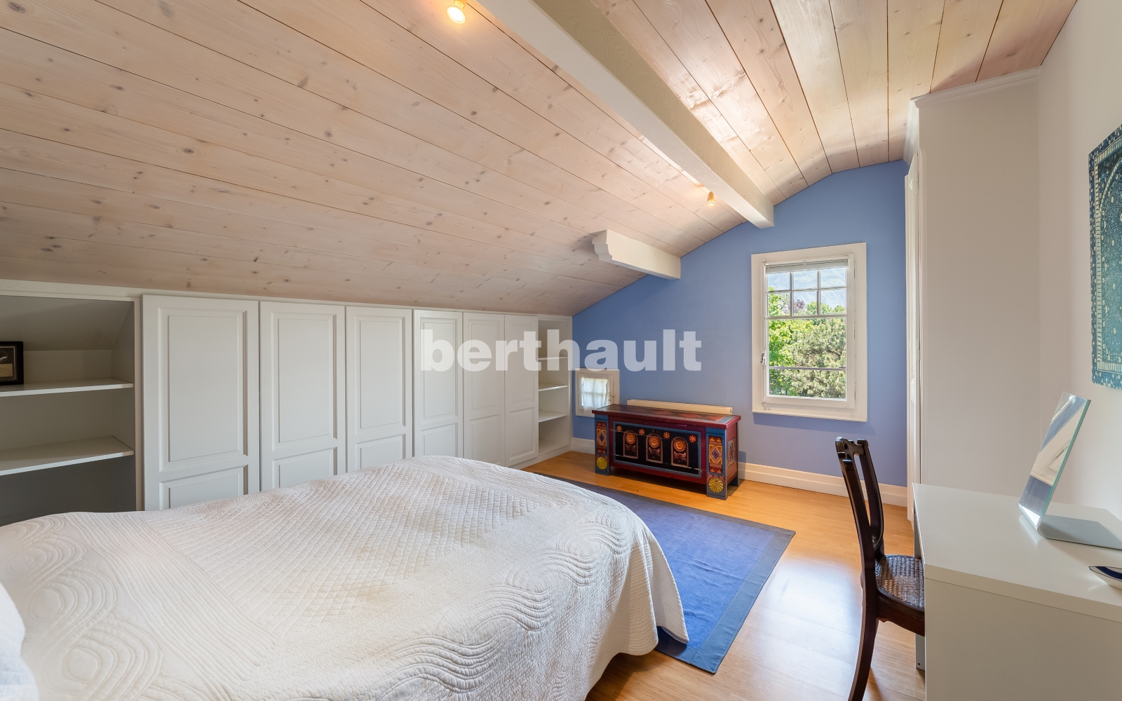 Dachgeschoss-Schlafzimmer mit blauem Akzent